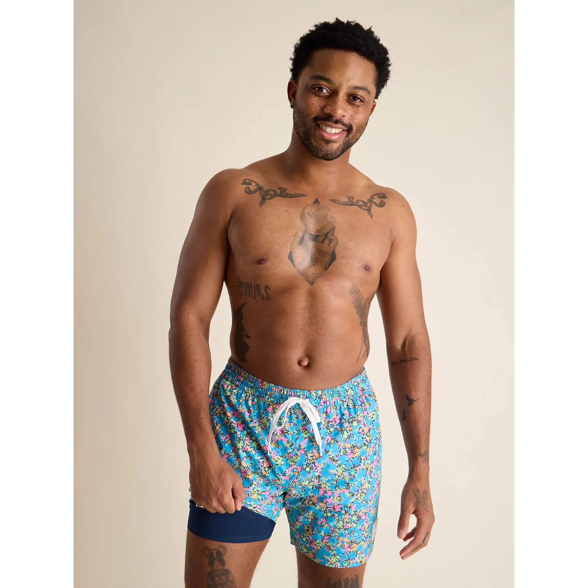 Chubbies 5.5-Inch The Isle x Chubbies Floral Swim Trunks - Bright Blue Chubbies Clothing