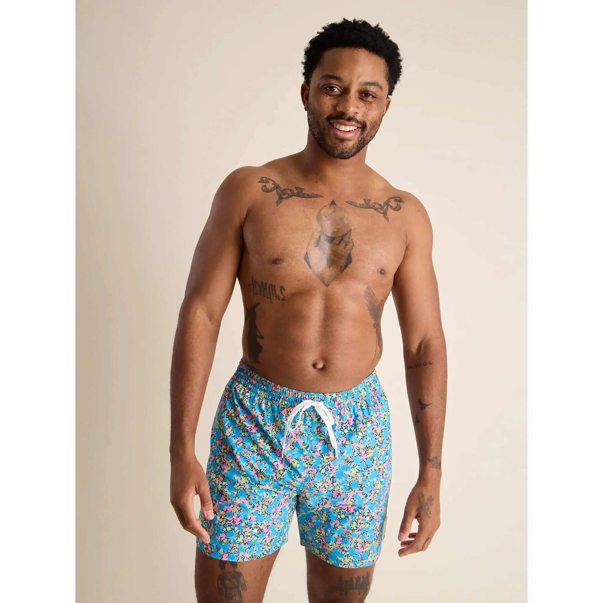 Chubbies 5.5-Inch The Isle x Chubbies Floral Swim Trunks - Bright Blue Chubbies Clothing