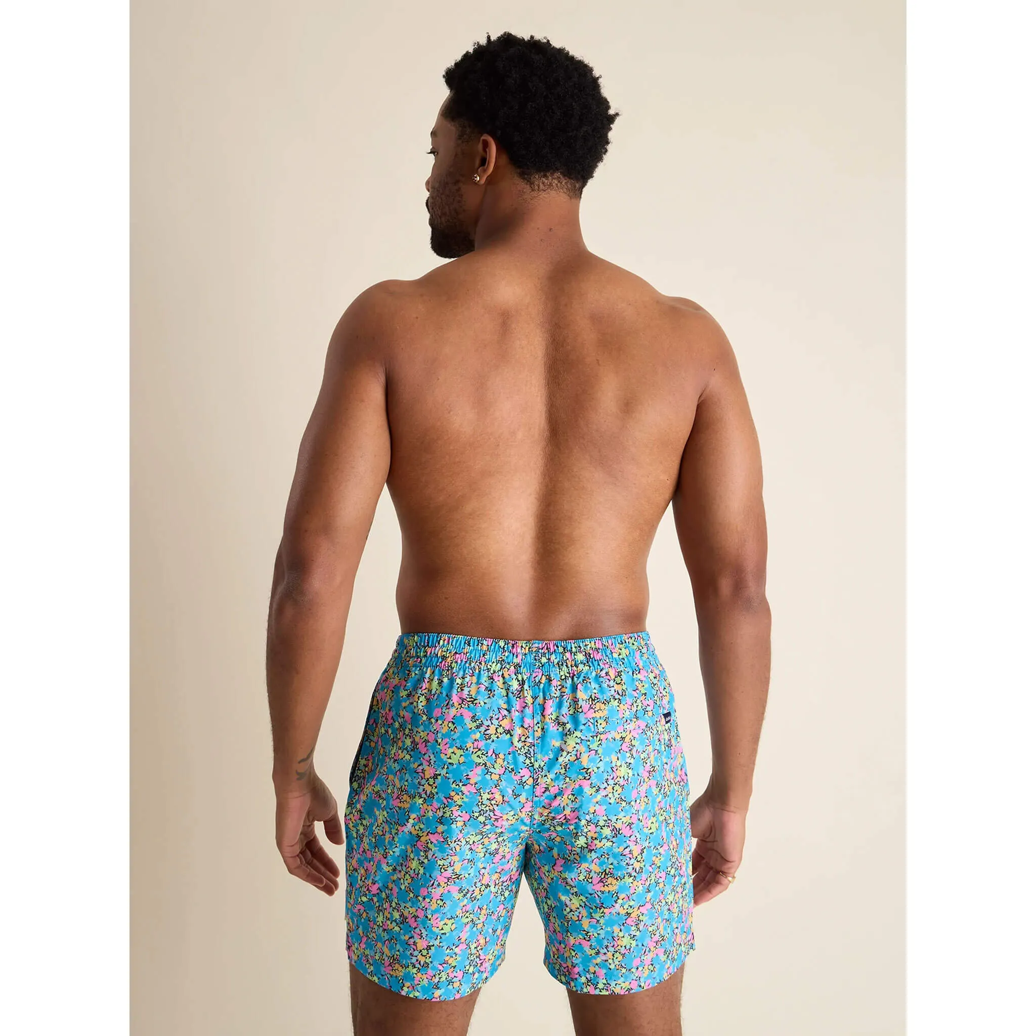Chubbies 5.5-Inch The Isle x Chubbies Floral Swim Trunks - Bright Blue Chubbies Clothing